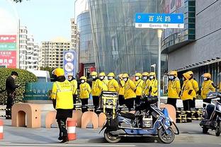 希望无大碍！基根-穆雷因背部伤势返回更衣室